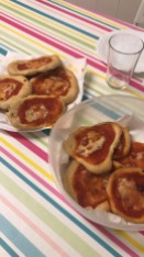 red pizza (tomato small pizzas)